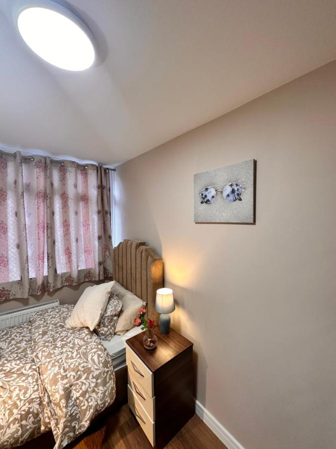 Canary Wharf Single Double And En-Suite Rooms ロンドン エクステリア 写真